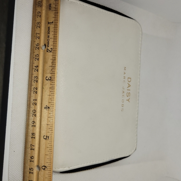 Daisy By Marc Jacobs Faux White Leather Zip Up Wallet Pouch - Picture 7 of 14